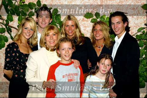 Hilversum 24 maart 2002
Gala Willeke Alberti Foundation in studio 21
Willeke met kinderen en kleinkinderen
Johnny de Mol met Chantal Janzen, Kai Lerby Danielle v t Schip