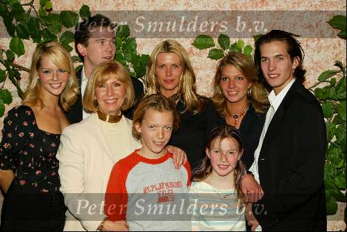 Hilversum 24 maart 2002
Gala Willeke Alberti Foundation in studio 21
Willeke met kinderen en kleinkinderen