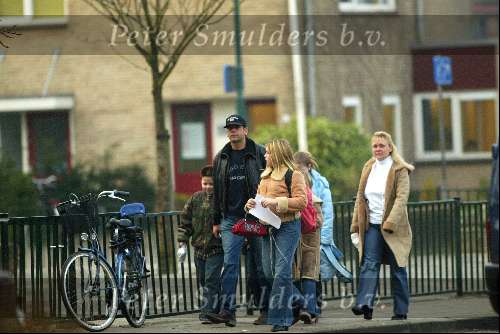 Vinkeveen 5 maart 2003
Andre (junior) Hazes (helemaal links wordt naar school gebracht