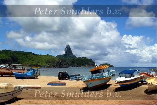 28 maart 2003 Fernando de Noronha  Brazilie 
Eiland met bergen zon strand mooie zee visserboten en andere boten op het droge
Fernando de Nolronha