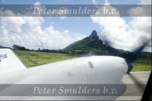 28 maart 2003 Fernando de Noronha  Brazilie 
Eiland met bergen zon strand mooie zee vliegtuig met propeller
Fernando de Nolronha