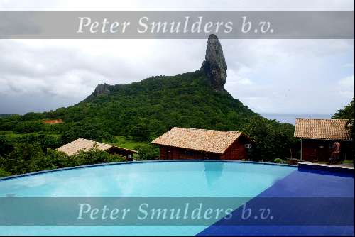 28 maart 2003 Fernando de Noronha  Brazilie 
Eiland met bergen zon strand mooie zee visserboten en andere boten op het droge
Fernando de Nolronha
Zwembad
