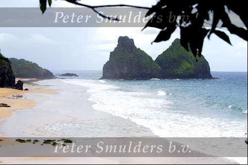 28 maart 2003 Fernando de Noronha  Brazilie 
Eiland met bergen zon strand mooie zee 
Fernando de Nolronha