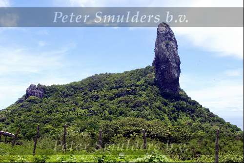 28 maart 2003 Fernando de Noronha  Brazilie 
Eiland met bergen zon strand mooie zee visserboten en andere boten op het droge
Fernando de Nolronha