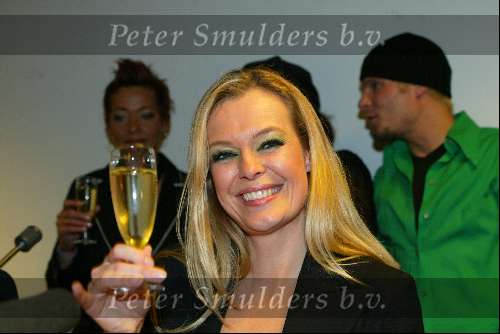 Rotterdam 1 maart 2003
Nationale songfestival in ahoy
Esther Hart met een glaasje champagne