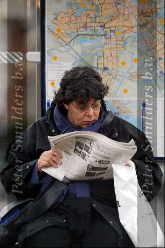 Amsterdam 8 maart 2003
Hanneke Groenteman leest een krantje in een bushokje
