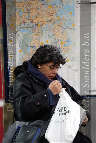 Amsterdam 8 maart 2003
Hanneke Groenteman leest een krantje in een bushokje