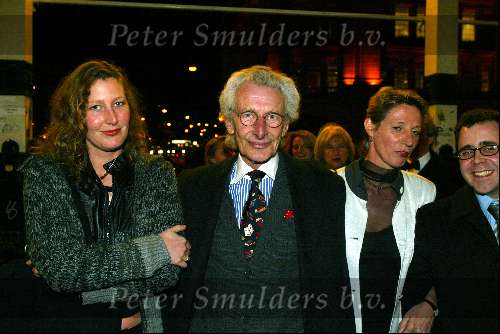 Amsterdam 11 maart 2003
boekenbal in de schouwburg van amsterdam
Harry Mulisch met vrouw en dochter