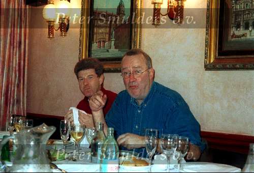 Henk v dorp en Frits Barend etend in een visreaturant in Barcelona 2000