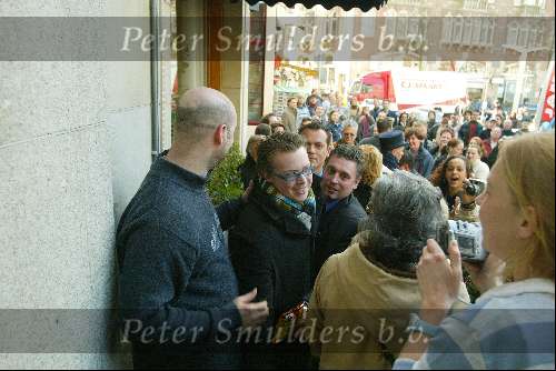 Den Haag 3 maart 2003
Jamai Idols en Jim bij krasnapolsky met heel veel publiek