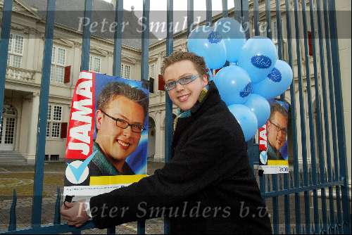 Den Haag 3 maart 2003
Jamai Idols met bus bij paleis Noordeinde