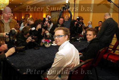 Den Haag 3 maart 2003
Jamai idols en Jim idols bij krasnapolsky met heel veel pers