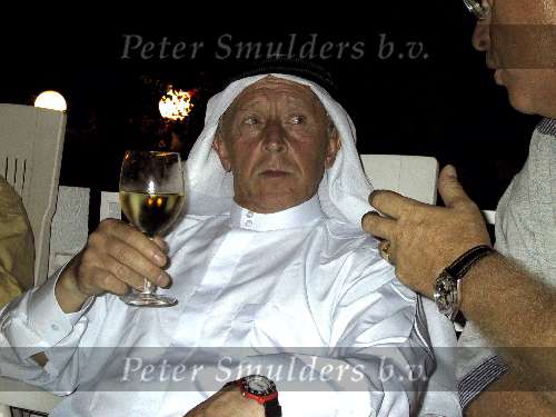 Dubai, 8 mei 2001
Jan Gisbers
Maar weining mensen weten dat Jan ook nog Sjeiks is en vaak zo leeft !
Veel buitenlandse reizen gaan hem niet in de dunne kleren zitten !!
