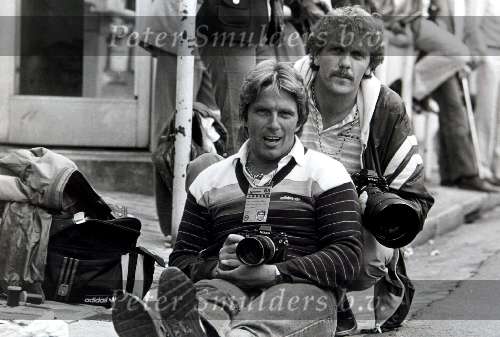 John de Pater en Peter smulders fotograferend in de Tour de France van 1983
