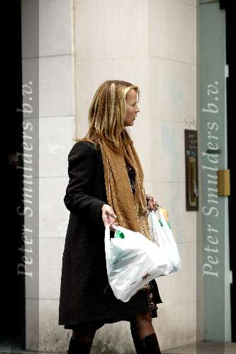 Amsterdam 8 maart 2003
Linda de mol shoppen op pc