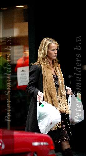 Amsterdam 8 maart 2003
Linda de mol shoppen op pc