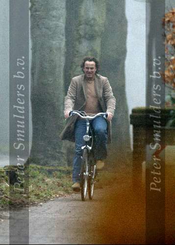 Blaricum 19  maart 2003
Marco Borsato op fiets en op schoolplein