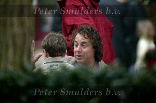 Blaricum 19  maart 2003
Marco Borsato met Luca Borsato op weg naar school