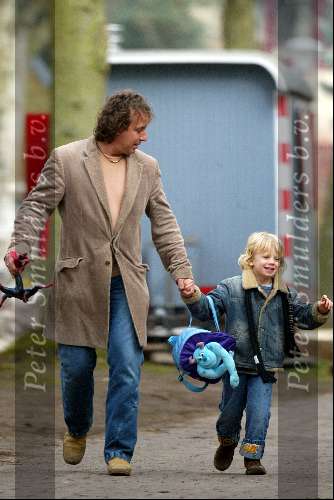 Blaricum 19  maart 2003
Marco Borsato met Luca Borsato op weg naar school