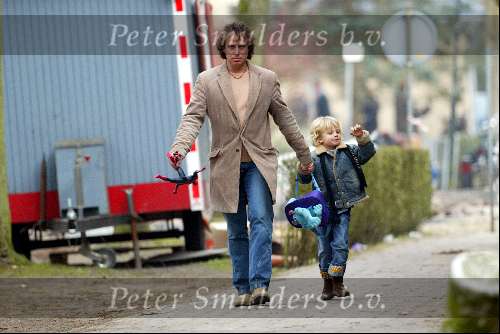 Blaricum 19  maart 2003
Marco Borsato met Luca Borsato op weg naar school