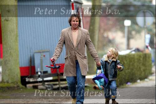 Blaricum 19  maart 2003
Marco Borsato met Luca Borsato op weg naar school