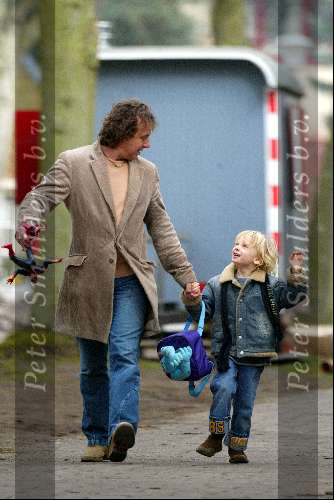 Blaricum 19  maart 2003
Marco Borsato met Luca op weg naar school