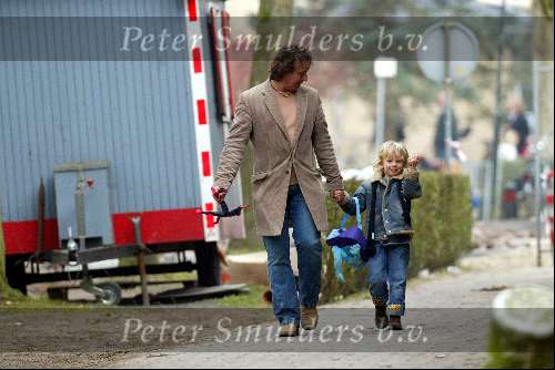 Blaricum 19  maart 2003
Marco Borsato met Luca op weg naar school