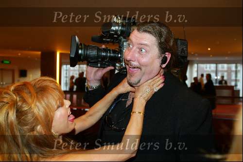 Amsterdam 16 maart 2003
modeshow paul schulten in okura
patricia Paay met cameraman paolo de graaf