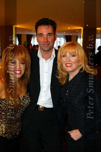 Amsterdam 16 maart 2003
modeshow paul schulten in okura
patricia Paay met yvonne keeley en paul