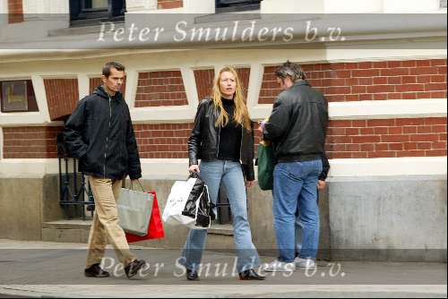 Amsterdam 10 maart 2003
Phillip Cocu shoppen met vriendin.
Cocu is de rest van het voetbalseizoen uitgeschakeld wegens een knieblessure