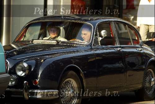 Amsterdam 9 maart 2003
Ralph Inbar met zijn vrouw in een oude jaguar s type