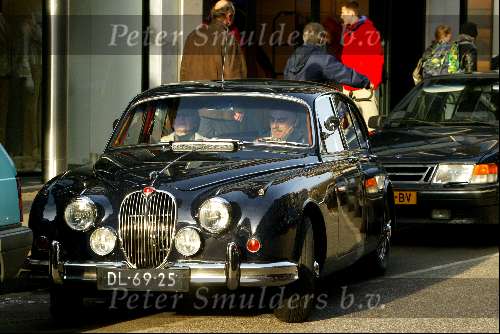 Amsterdam 9 maart 2003
Ralph Inbar met zijn vrouw in een oude jaguar s type