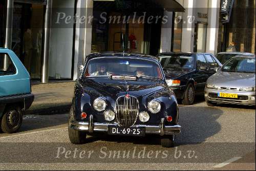 Amsterdam 9 maart 2003
Ralph Inbar met zijn vrouw in een oude jaguar s type