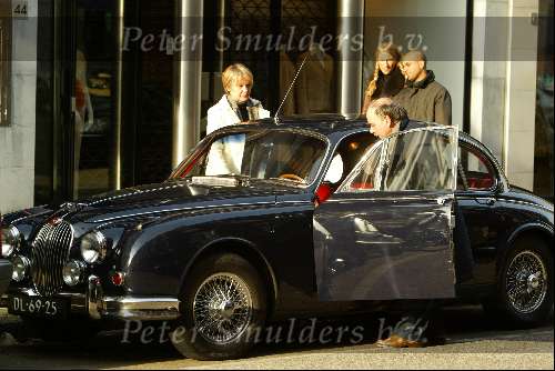 Amsterdam 9 maart 2003
Ralph Inbar met zijn vrouw in een oude jaguar s type