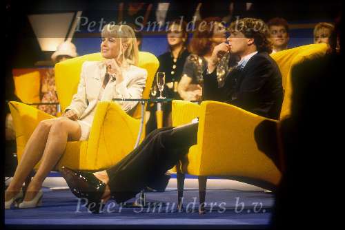 Reinout Oerlemans met Linda de mol tijdens televizierring 1994 met blote voeten