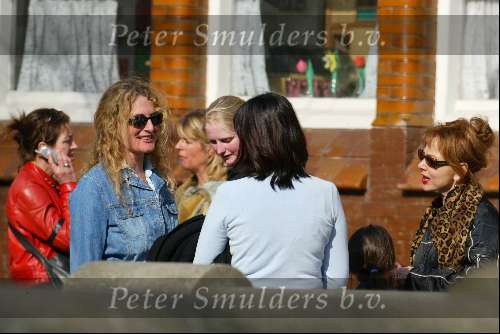 Amsterdam 24 maart 2003
de vrouwen van Robert ten brink marc kleins essink en rob houwer op het schoolplein

P