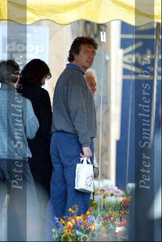 Amsterdam 24 maart 2003
Robert ten Brink met vrouw bloemen kopen