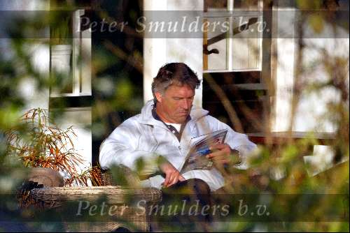 Breukelen 14 maart 2003
Ron Brandsteder leest boekje in zijn tuin van zijn huis in breukelen
