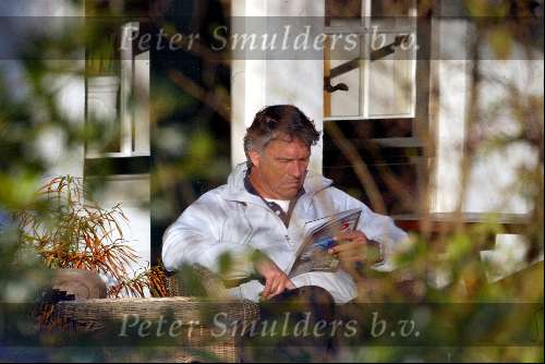 Breukelen 14 maart 2003
Ron Brandsteder leest boekje in zijn tuin van zijn huis in breukelen