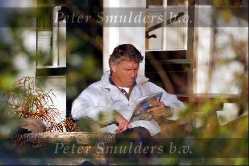 Breukelen 14 maart 2003
Ron Brandsteder leest boekje in zijn tuin van zijn huis in breukelen