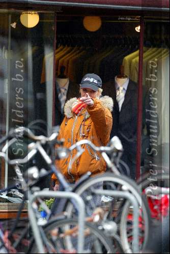 Amsterdam 8 maart 2003
Simone Kleinsma aan het winkelen op de Cornelis Schuytstraat