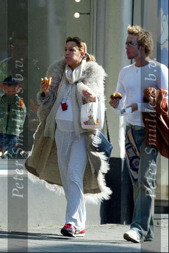 Amsterdam 24 maart 2003
Charly Luske en Tanja Jess etend op straat