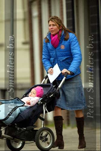 Amsterdam 10 maart 2003
Vanessa Loudon wandelend met haar baby