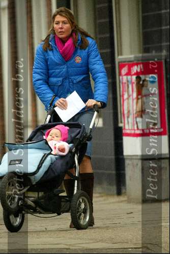 Amsterdam 10 maart 2003
Vanessa Loudon wandelend met haar baby