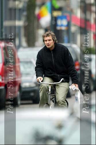 Amsterdam 17 maart 2003
Victor Reinier bij apotheek en op fiets