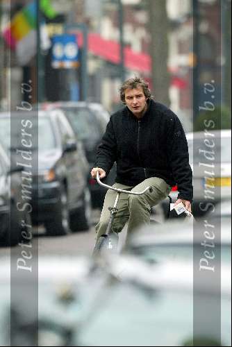 Amsterdam 17 maart 2003
Victor Reinier bij apotheek en op fiets
