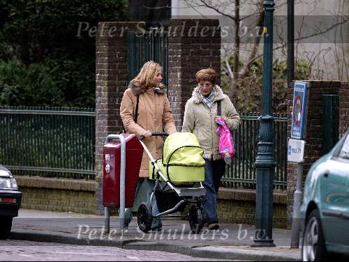 Weesp 7 maart 2003
Wendy v Dijk met Sem in maxi cosi en moeder