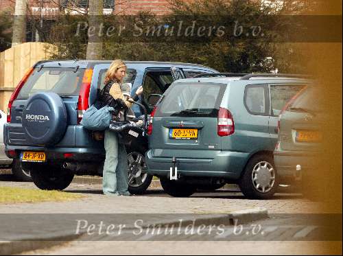 Weesp 7 maart 2003
Wendy v Dijk met Sem in maxi cosi