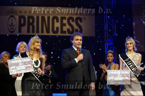 Wernhout 28 maart 2003
Princess Model of the year verkiezing.
Deborah Hazenbroek (miss Nederland) met Kimberly (miss Belgie) en Aad Ouborg