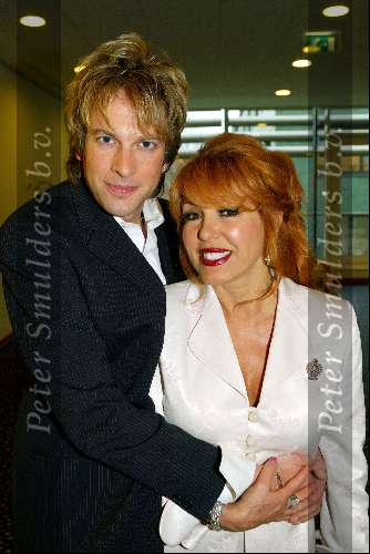 Amsterdam 14 maart 2004
Modeshow Paul Schulten in het Okura hotel.
Adam Curry en Patricia Paay